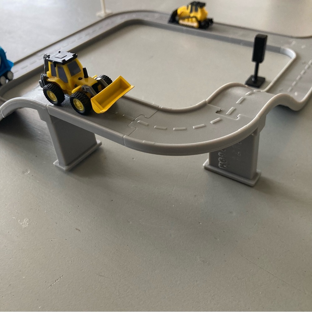Driven by Battat Construction Crew Playset - Picture 3 of 10